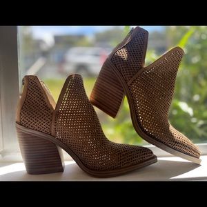 5 1/2 Vince Camuto booties brand new